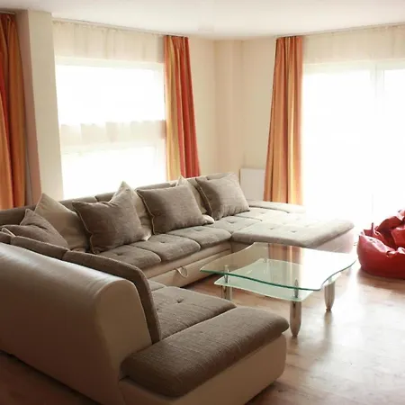 Modernes Mit Grosser Terrasse Saal